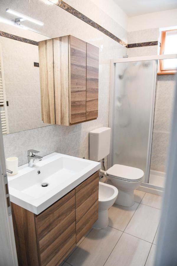 Blue Apartment - A Due Passi Dal Lago, Parcheggio Privato ラツィーゼ エクステリア 写真