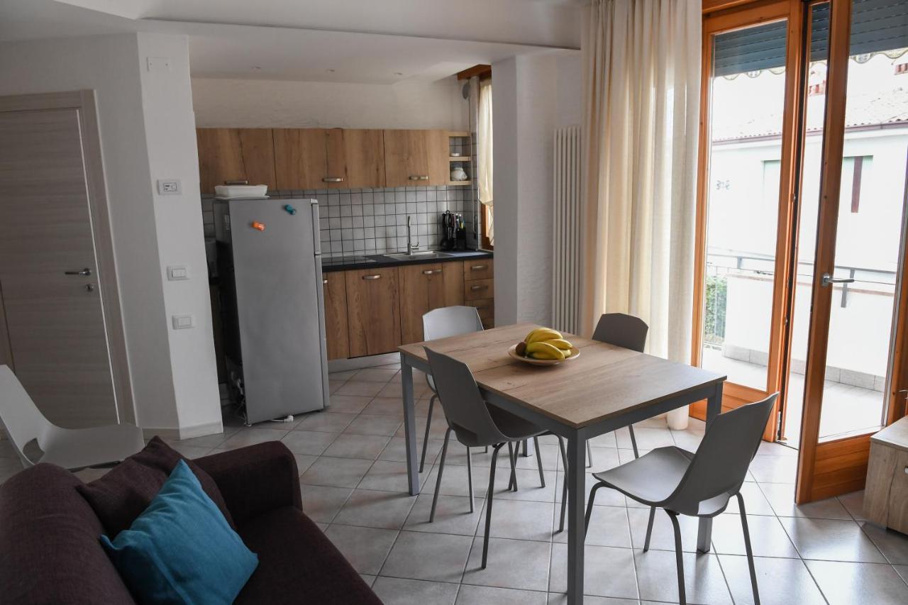 Blue Apartment - A Due Passi Dal Lago, Parcheggio Privato ラツィーゼ エクステリア 写真