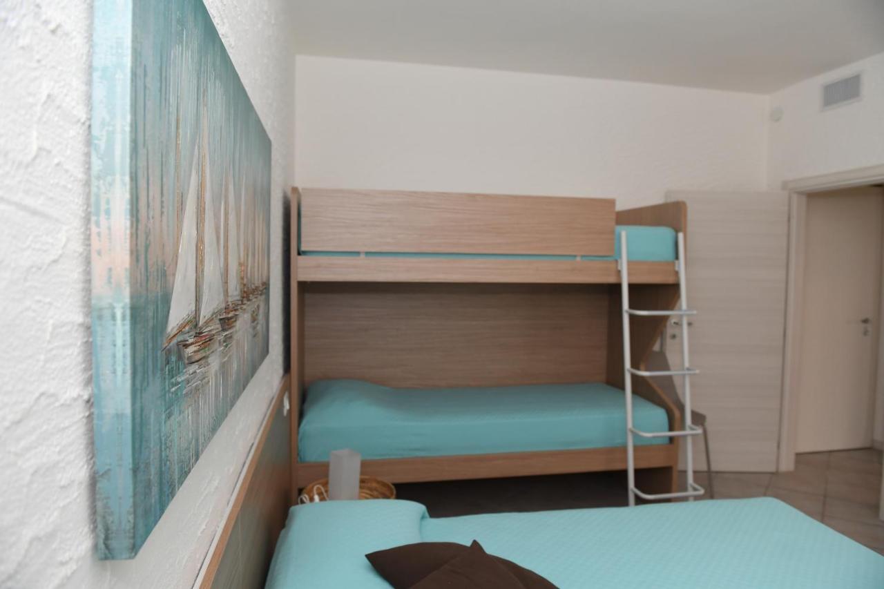Blue Apartment - A Due Passi Dal Lago, Parcheggio Privato ラツィーゼ エクステリア 写真