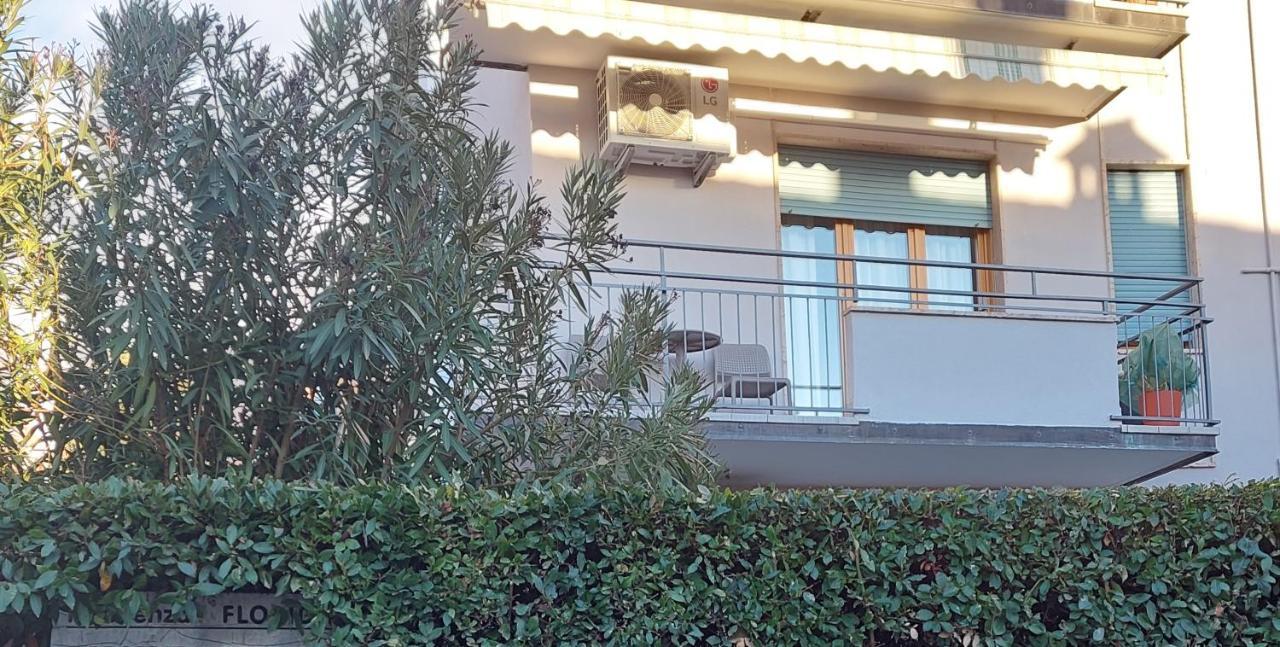 Blue Apartment - A Due Passi Dal Lago, Parcheggio Privato ラツィーゼ エクステリア 写真
